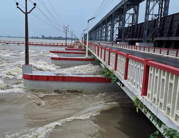 सप्तकोशीमा पानीको सतह बढ्दा ३१ वटा ढोका खोलियो