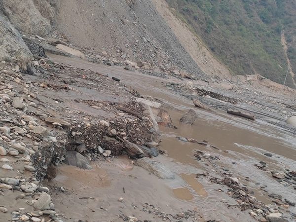 बिपी राजमार्गको रोशी खोलाको डाइभर्सन बगाएपछि सडक अवरुद्ध