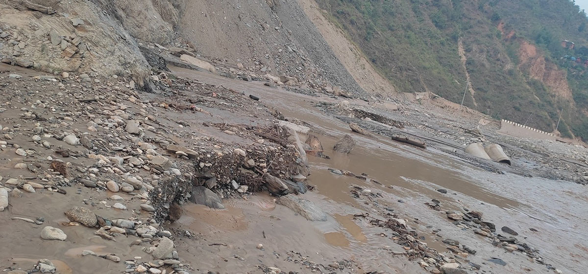 बिपी राजमार्गको रोशी खोलाको डाइभर्सन बगाएपछि सडक अवरुद्ध