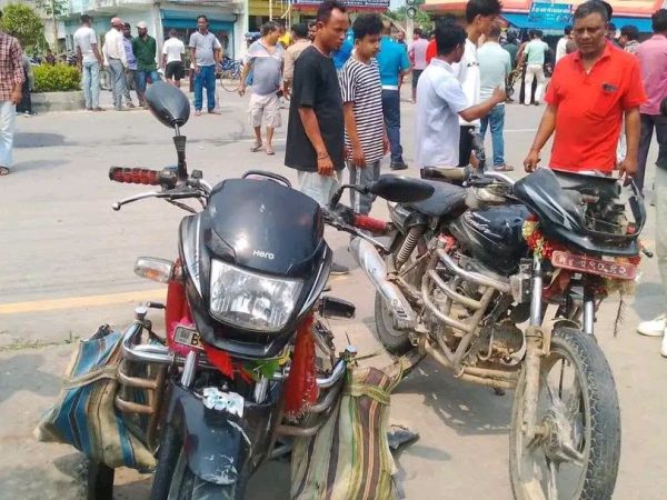 मोटरसाइकल एक आपसमा ठोक्किँदा एक जनाको मृत्यु