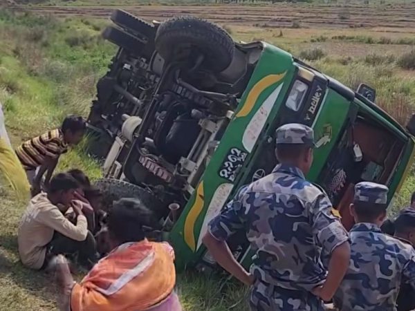 बस दुर्घटना हुँदा १९ जना घाइते