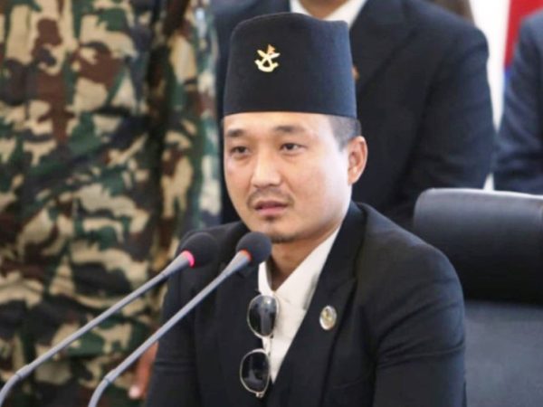 गृहमन्त्रीलाई पक्राउ गरी अनुसन्धान गर्न माग गर्दै प्रहरीमा निवेदन