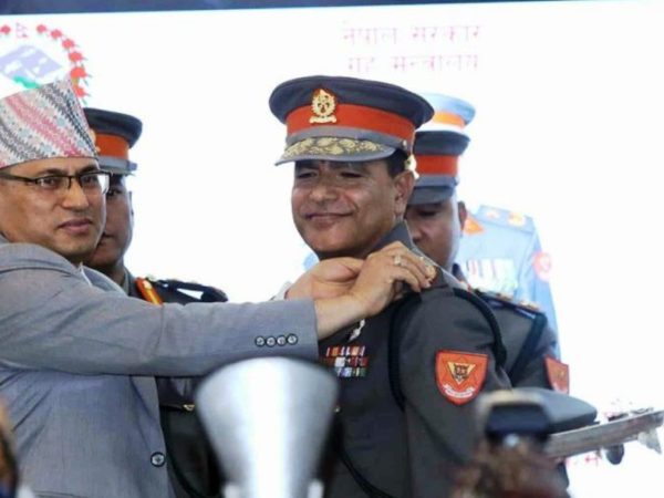 सशस्त्र प्रहरी महानिरीक्षक नारायणदत्त पौडेलले लगाए दर्ज्यानी चिह्न