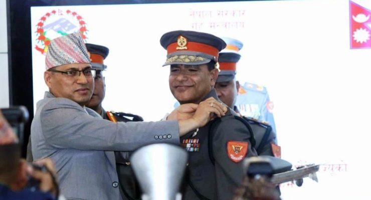 सशस्त्र प्रहरी महानिरीक्षक नारायणदत्त पौडेलले लगाए दर्ज्यानी चिह्न