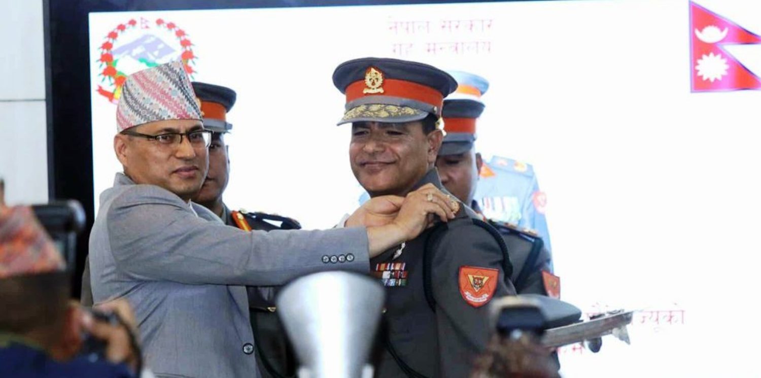 सशस्त्र प्रहरी महानिरीक्षक नारायणदत्त पौडेलले लगाए दर्ज्यानी चिह्न