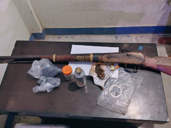 बन्दुकसहित एक जना पक्राउ 