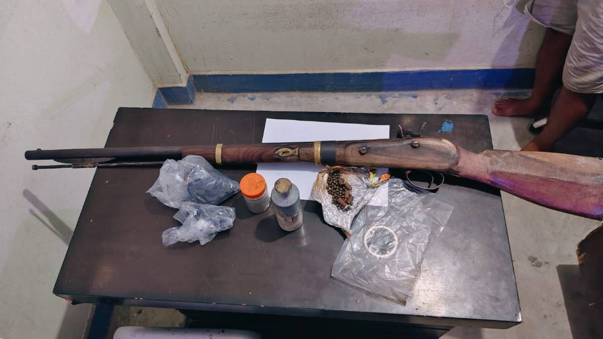 बन्दुकसहित एक जना पक्राउ