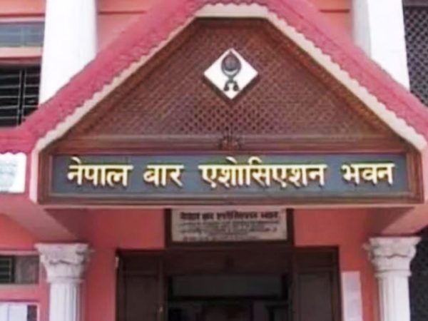 न्यायको खोजीमा लालटिन बालेर प्रदर्शन गर्दै नेपाल बार