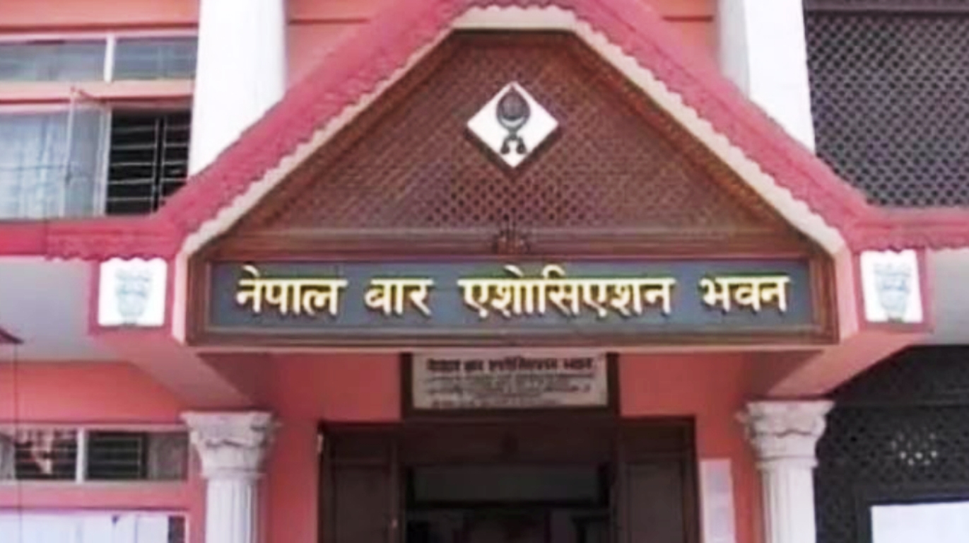 न्यायको खोजीमा लालटिन बालेर प्रदर्शन गर्दै नेपाल बार