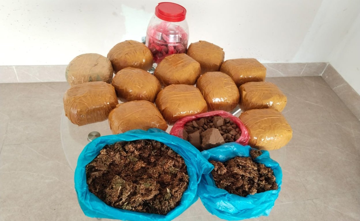 लागु औषध ‘पोल्यान्ड’ र दुई थान हतियारसहित ६ जना पक्राउ