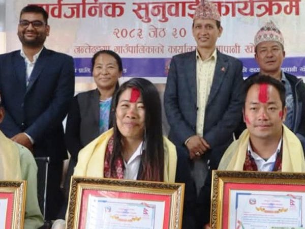गाउँपालिकाद्वारा उत्कृष्ट कर्मचारी र जेहेन्दार विद्यार्थी पुरस्कृत