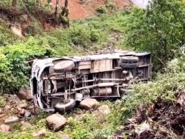 स्कुल बस दुर्घटना हुँदा १ जनाको मृत्यु, ३० जना घाइते