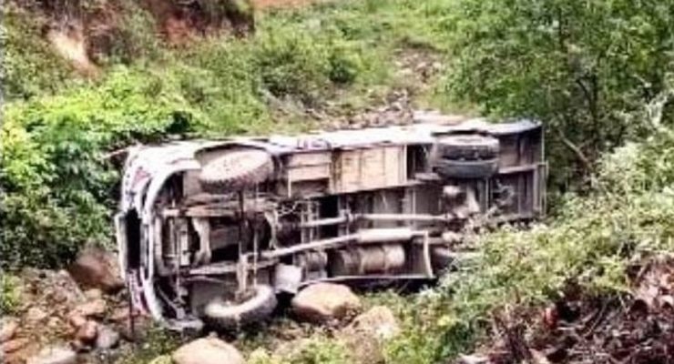 स्कुल बस दुर्घटना हुँदा १ जनाको मृत्यु, ३० जना घाइते