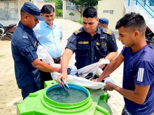 परीक्षा केन्द्रबाट जफत गरिएका मोबाइल फोन तथा स्मार्ट घडी पानीमा डुबाएर नष्ट गरिएको