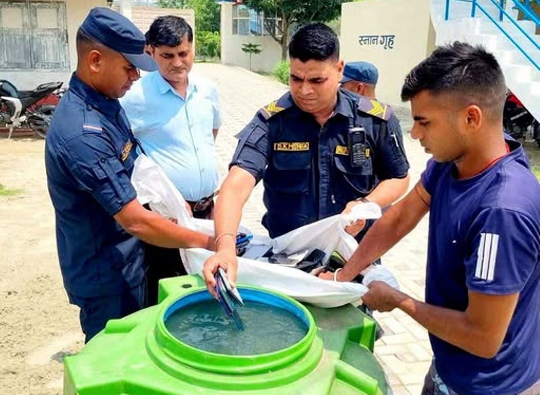 परीक्षा केन्द्रबाट जफत गरिएका मोबाइल फोन तथा स्मार्ट घडी पानीमा डुबाएर नष्ट गरिएको