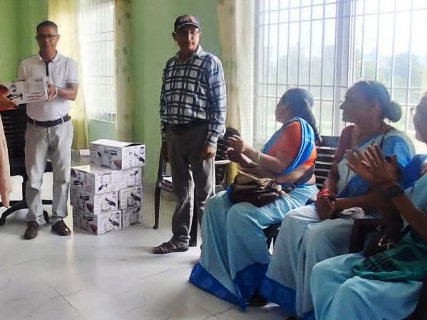 स्वास्थ्य स्वयंसेविकालाई प्रोत्साहन सामग्री वितरण