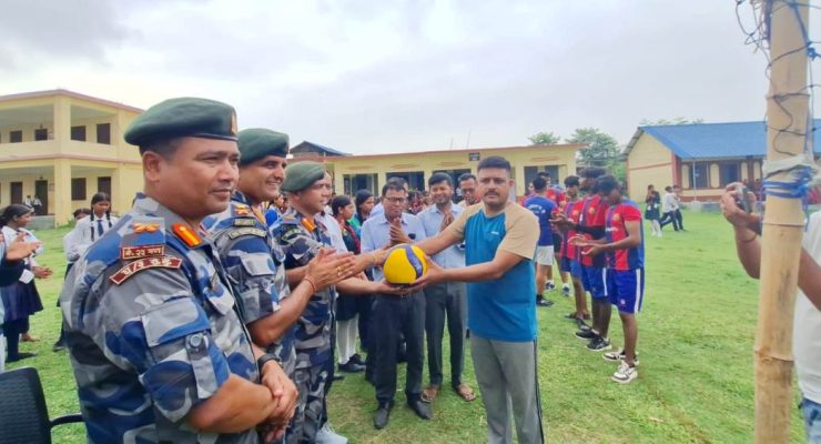 सशस्त्र प्रहरीद्वारा खेलकुद सामग्री हस्तान्तरण 