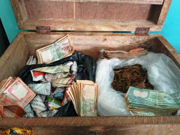 चिया पसलको गल्लामा लुकाएर गाँजा बेच्ने एक जना पक्राउ