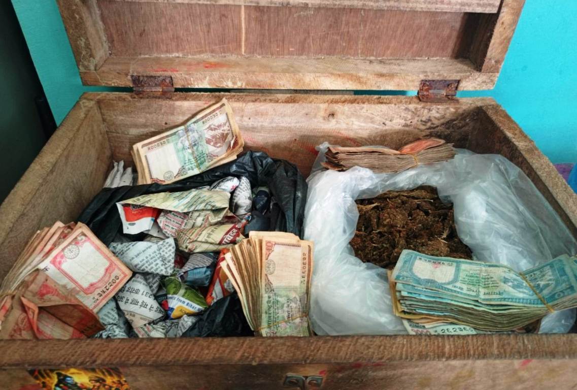 चिया पसलको गल्लामा लुकाएर गाँजा बेच्ने एक जना पक्राउ