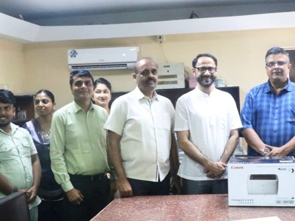  महानगरद्वारा वातावरण सेवा केन्द्रको ल्याबलाई सामग्री सहयोग 