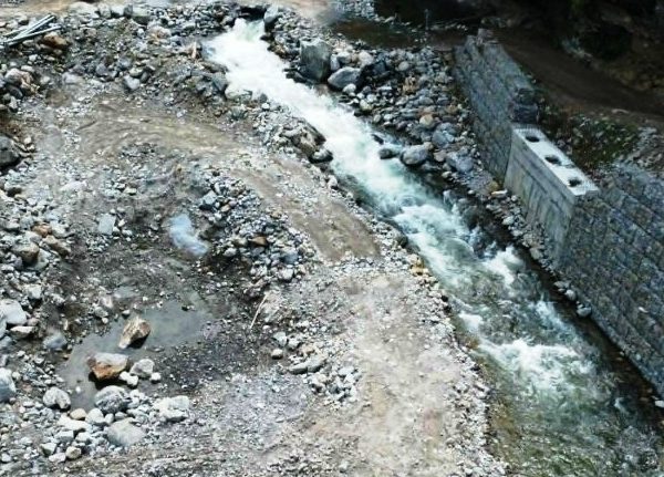 थुम्लुङमा पुल निर्माण हुँदै 