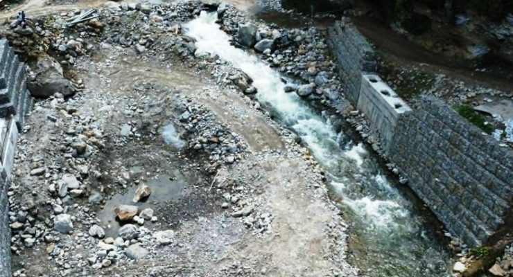 थुम्लुङमा पुल निर्माण हुँदै 