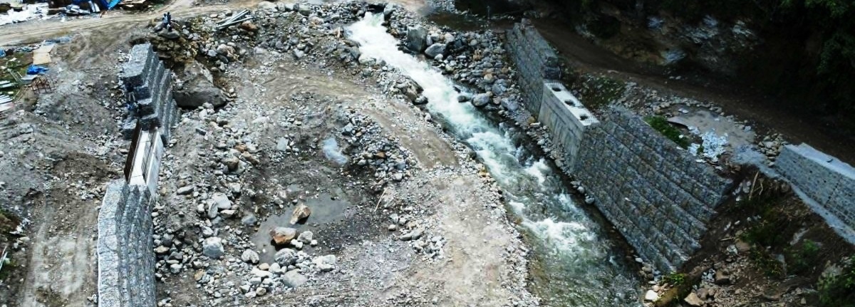 थुम्लुङमा पुल निर्माण हुँदै 