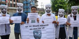 ‘श्रम शोषण बन्द गर, उचित पारिश्रमिक दे’ : माग राख्दै काठमाडौंमा युवा चिकित्सकको प्रदर्शन