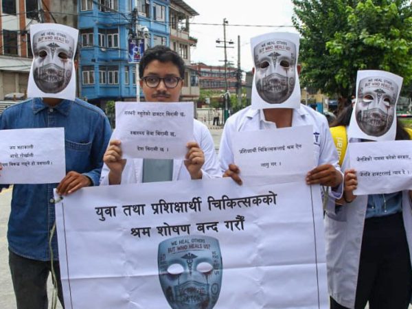 ‘श्रम शोषण बन्द गर, उचित पारिश्रमिक दे’ : माग राख्दै काठमाडौंमा युवा चिकित्सकको प्रदर्शन