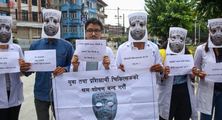 ‘श्रम शोषण बन्द गर, उचित पारिश्रमिक दे’ : माग राख्दै काठमाडौंमा युवा चिकित्सकको प्रदर्शन