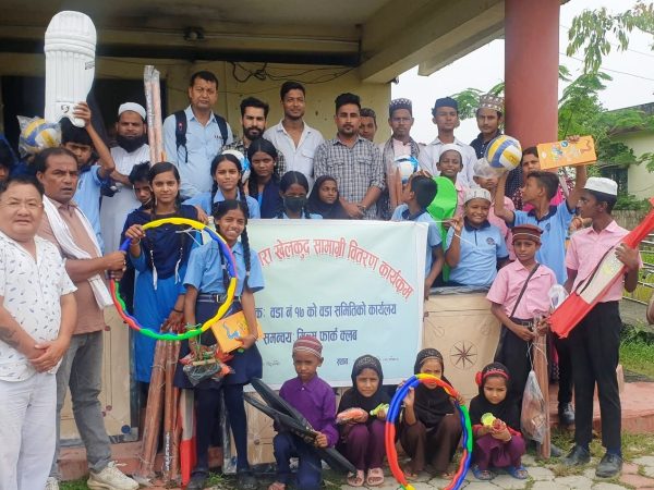 विद्यार्थीको क्षमता विकासका लागि खेलकुद सामग्री वितरण