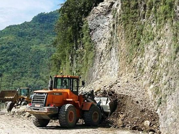 पहिरोको जोखिम बढेपछि मुग्लिन–नारायणगढ सडकमा राति सवारी चलाउन रोक