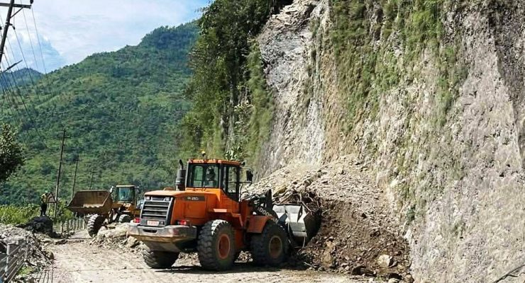 पहिरोको जोखिम बढेपछि मुग्लिन–नारायणगढ सडकमा राति सवारी चलाउन रोक