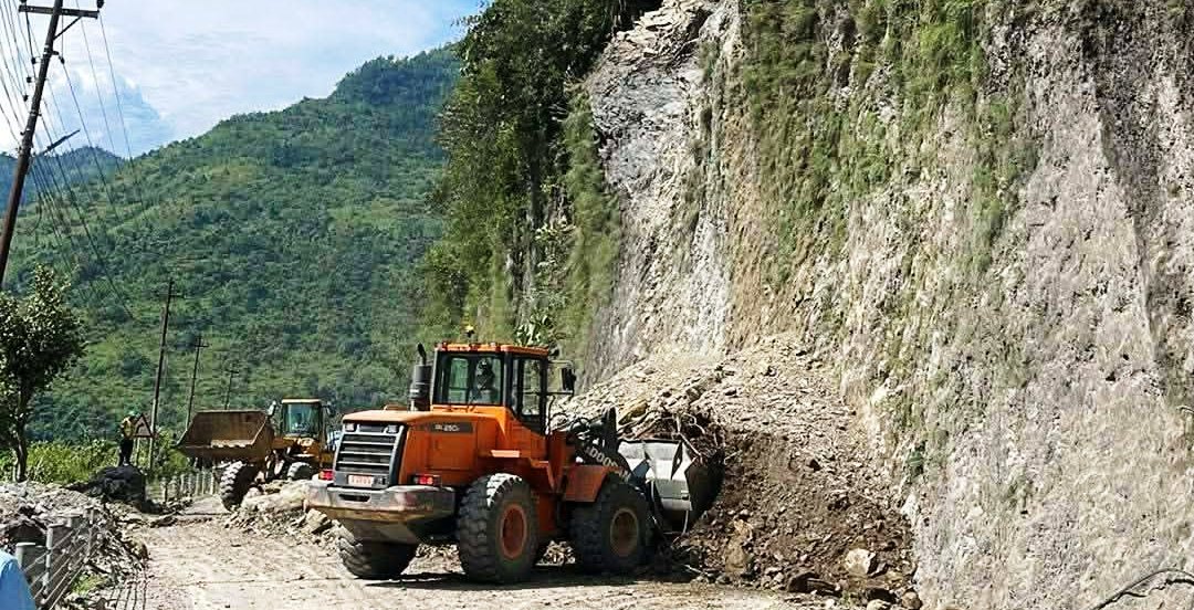 पहिरोको जोखिम बढेपछि मुग्लिन–नारायणगढ सडकमा राति सवारी चलाउन रोक