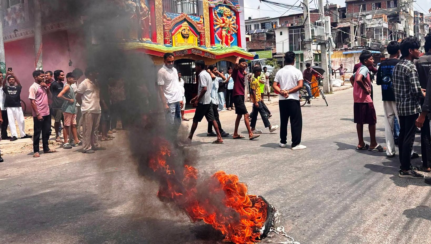 विराटनगरमा टायर बालेर प्रदर्शन