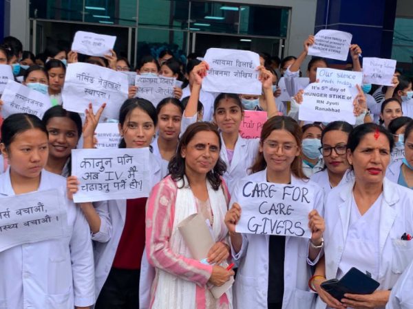 नर्सिङ क्षेत्र सुधारको माग गर्दै वीर अस्पताल अगाडि नर्सहरूको प्रदर्शन