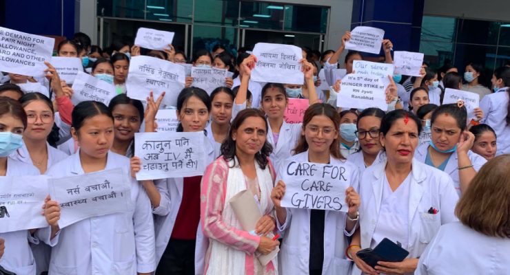 नर्सिङ क्षेत्र सुधारको माग गर्दै वीर अस्पताल अगाडि नर्सहरूको प्रदर्शन