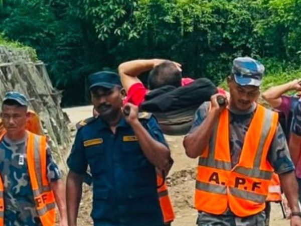 महिना दिनदेखि मेची राजमार्ग ठप्प: पूर्वी पहाडको जनजीवन कष्टकर