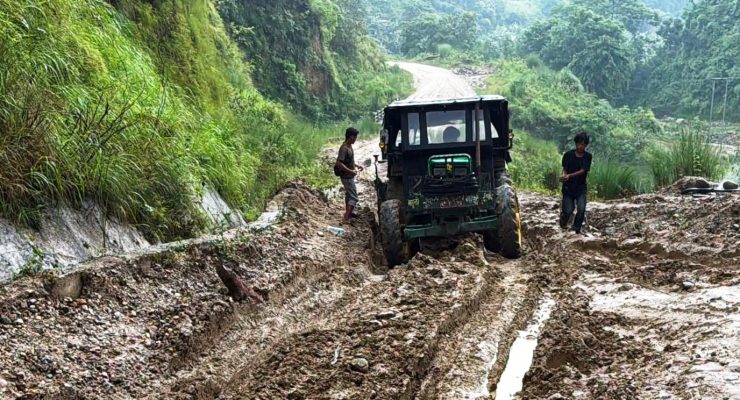 फाल्गुनन्द मार्ग: सडक मर्मतका लागि मालवाहक सवारीमा रोक
