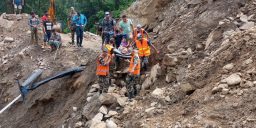 महिना दिनदेखि मेची राजमार्ग अवरुद्धः पूर्वी पहाडको जनजीवन कष्टकर