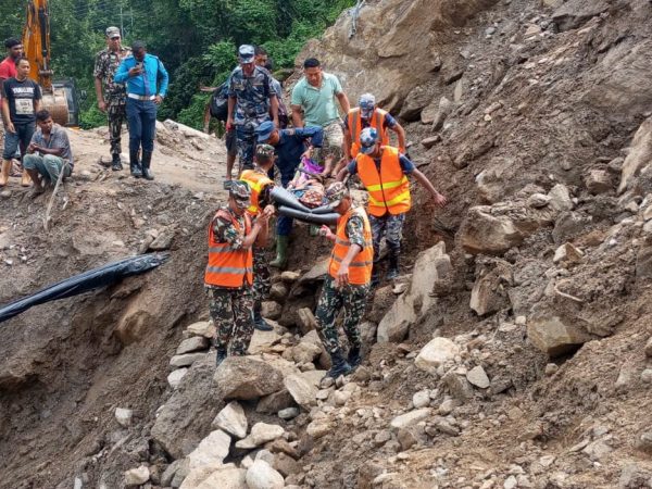 महिना दिनदेखि मेची राजमार्ग अवरुद्धः पूर्वी पहाडको जनजीवन कष्टकर