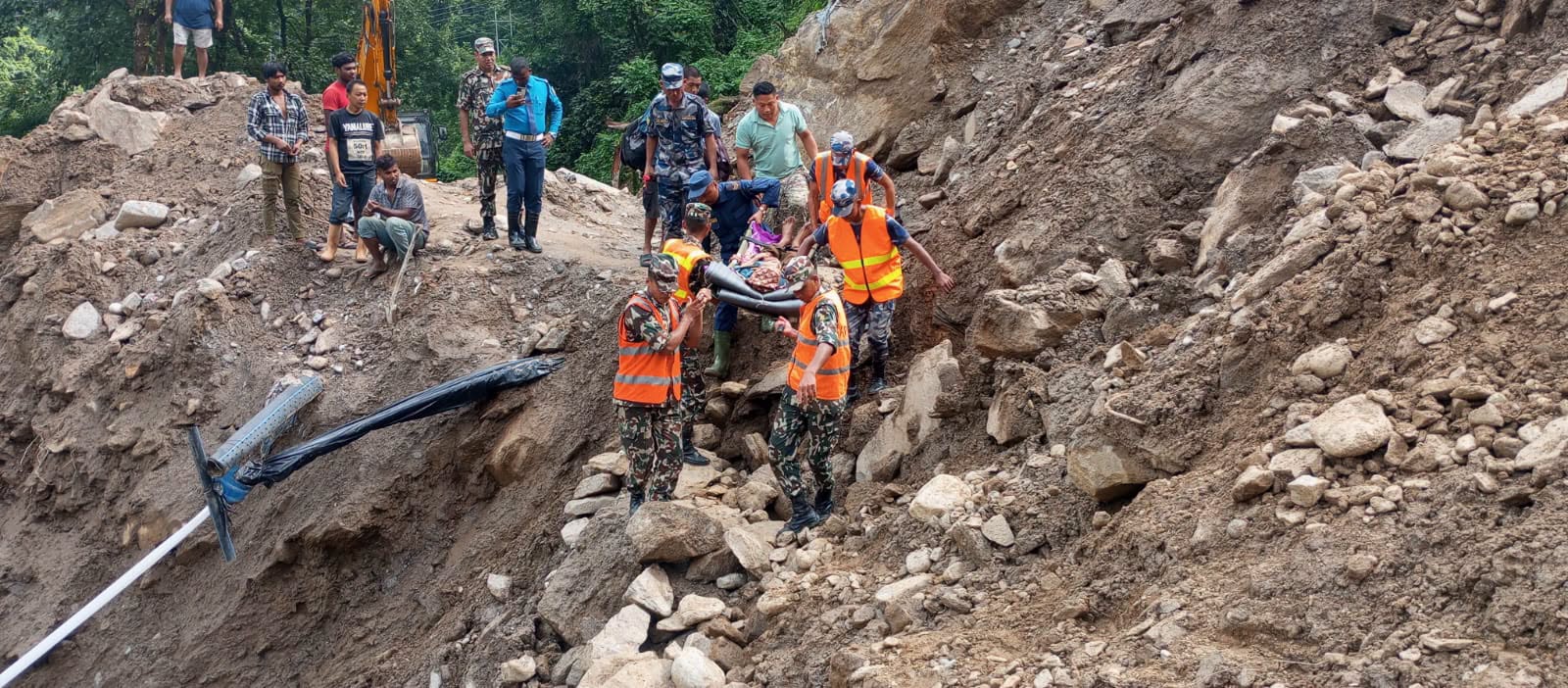 महिना दिनदेखि मेची राजमार्ग अवरुद्धः पूर्वी पहाडको जनजीवन कष्टकर