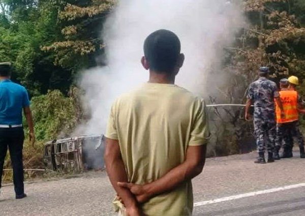 पेट्रोल बोकेको ट्यांकर दुर्घटनापछि आगलागी, चालक सकुशल