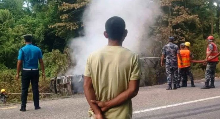 पेट्रोल बोकेको ट्यांकर दुर्घटनापछि आगलागी, चालक सकुशल