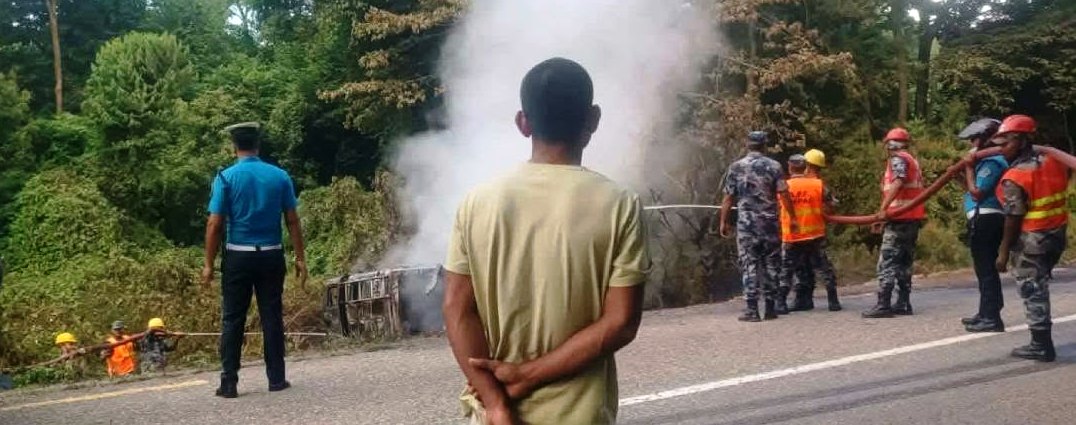 पेट्रोल बोकेको ट्यांकर दुर्घटनापछि आगलागी, चालक सकुशल