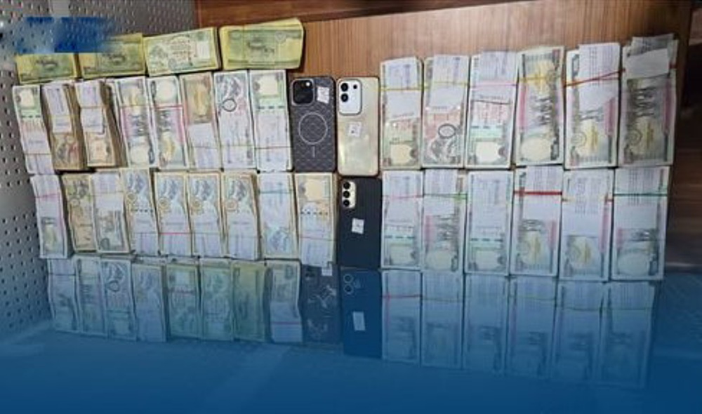 वीरगन्जमा ५२ लाख ५० हजार नगदसहित चार पक्राउ