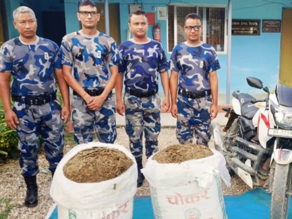 गाँजासहित भारतीय मोटरसाइकल बरामद, तस्कर फरार