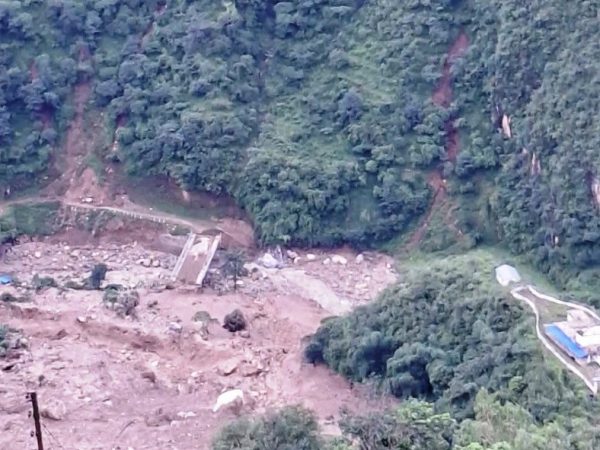रोल्पामा पहिरोले घर पुरिँदा २ को मृत्यु, १० जना बेपत्ता