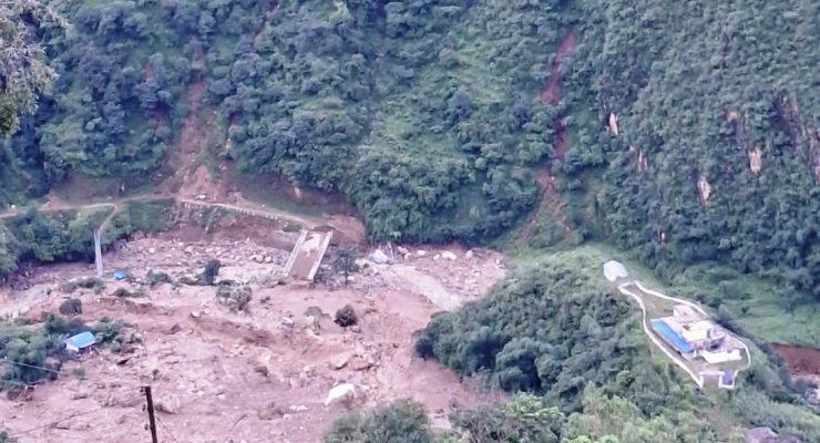 रोल्पामा पहिरोले घर पुरिँदा २ को मृत्यु, १० जना बेपत्ता