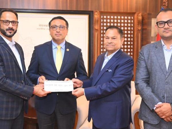 भोटेकोशी बाढीपीडितका लागि एके राठी र सारडा ग्रुपद्वारा १ करोड १ लाख सहयोग